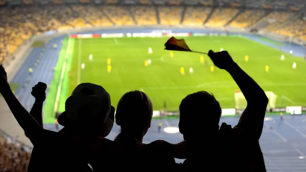 Sportvereniging Fans Gelukkig Knuffelen Nationale Vlag Zwaaien Stadium Voetbal — Stockfoto