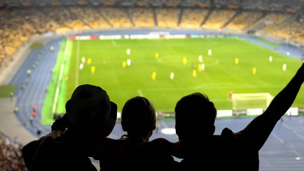 Los Aficionados Fútbol Abrazando Apoyando Selección Nacional Campeonato Vista Posterior —  Fotos de Stock