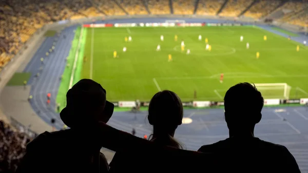 Koncentrerad Fans Tittar Fotbollsplan Farliga Ögonblick Jublar Team — Stockfoto