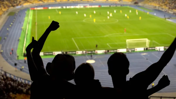 Emocionados Aficionados Fútbol Equipo Animación Durante Partido Fútbol Estadio Lleno —  Fotos de Stock