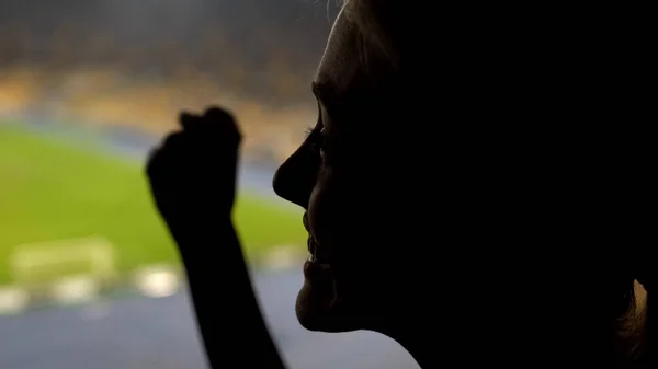 Mulher Feliz Torcida Torcendo Por Equipe Futebol Ganhando Estádio Lotado — Fotografia de Stock