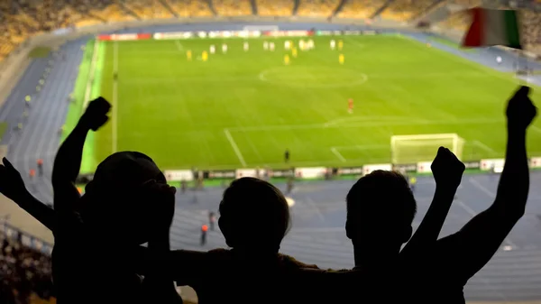 Los Aficionados Fútbol Que Apoyan Selección Nacional Campo Deportes Juego —  Fotos de Stock