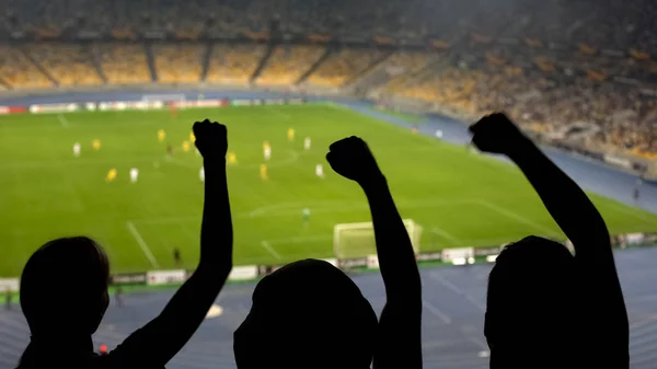 Група Фанатів Які Підтримують Свою Улюблену Футбольну Команду Переповненому Стадіоні — стокове фото