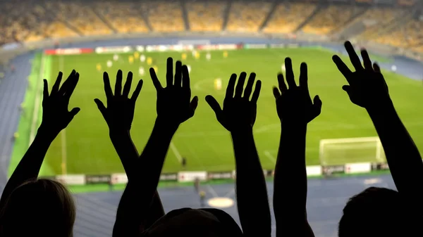 Silhuetas Fãs Futebol Mãos Durante Jogo Estádio Futebol Lotado Esporte — Fotografia de Stock