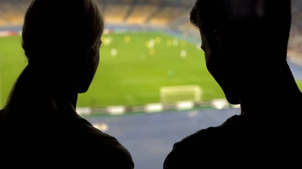 Casal Fãs Futebol Que Têm Encontro Romântico Estádio Torcendo Equipe — Fotografia de Stock