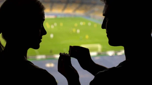 Jovem Apresentando Seu Anel Noivado Senhora Durante Jogo Futebol Estádio — Fotografia de Stock