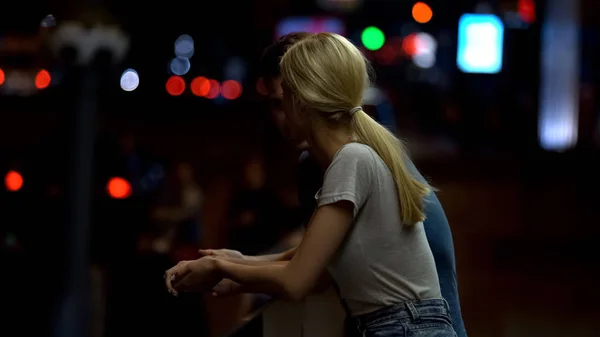 Beszél Város Utcai Éjjel Romantikus Kapcsolatot Társkereső Szerelmes Pár — Stock Fotó
