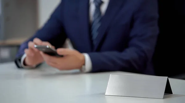 Επιχειρηματίας Τυλίξει Στα Smartphone Στο Γραφείο Στην Πινακίδα Κενό Πρότυπο — Φωτογραφία Αρχείου