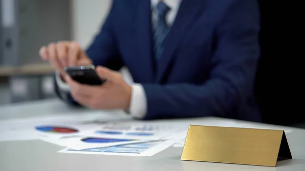 Hombre Ocupado Traje Usando Teléfono Documentos Mesa Plantilla Placa Nombre —  Fotos de Stock