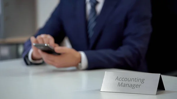 Accounting Manager Controle Mail Smartphone Scrollen Van Pagina Scherm — Stockfoto