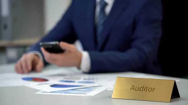 Professional Auditor Using Smartphone Checking Data Financial Statement — Stock Photo, Image
