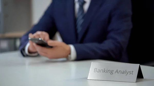 Professionele Banking Analist Gebruikend Smartphone Financiële Market Research — Stockfoto