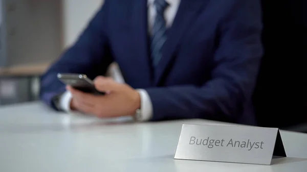 Analista Orçamento Profissional Conversando Smartphone Discutindo Notícias Negócios — Fotografia de Stock