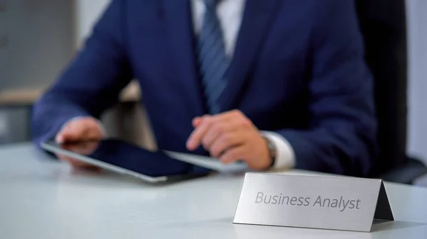 Mannelijke Business Analist Corporate Bestanden Tablet Bij Bedrijf Kantoor Bekijken — Stockfoto