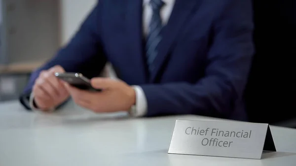 Mężczyzna Dyrektor Finansowy Sms Smartphone Przeglądanie Plików Biznesowych — Zdjęcie stockowe
