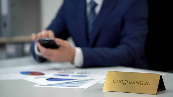 Kongressmedlem Med Smarttelefon Som Forbereder Valg – stockfoto
