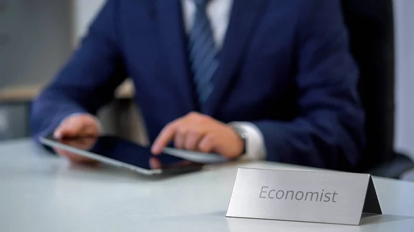 Mężczyzna Ekonomista Pracę Komputerze Typu Tablet Patrząc Przez Business Pliki — Zdjęcie stockowe