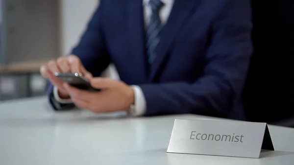 Mesaj Yazma Modern Smartphone Web Sitelerinde Kaydırma Meşgul Erkek Ekonomist — Stok fotoğraf