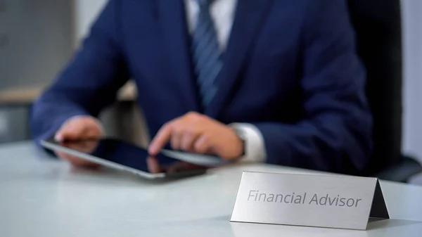 Finanzberater Arbeitet Tablet Haushaltsanwendung Investition — Stockfoto