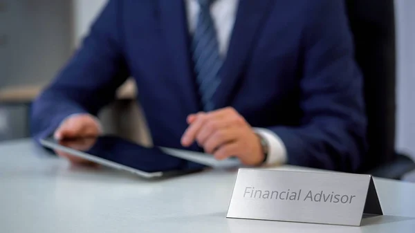 Männlicher Finanzberater Arbeitet Tablet Und Erstellt Investitionsplan Für Kunden — Stockfoto