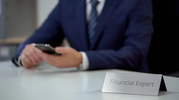 Finanzexperte Mit Mobiler App Auf Smartphone Analysiert Marktsituation — Stockfoto