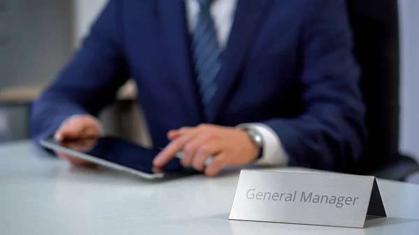 Junger Geschäftsführer Mit Tablet Auf Der Arbeit Berichte Online Ansehen — Stockfoto