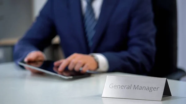 Umtriebiger General Manager Mit Tablet Arbeitet Marketing Und Vertriebsprojekten — Stockfoto