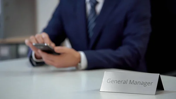 Masculino Gerente Geral Empresa Leitura Negócios Mail Smartphone — Fotografia de Stock
