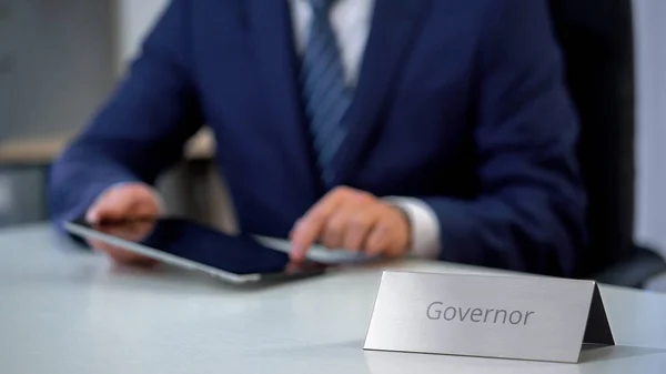 Κυβερνήτης Εργάζονται Tablet Αναλύοντας Την Πολιτική Στατιστικά Στοιχεία Έργο — Φωτογραφία Αρχείου
