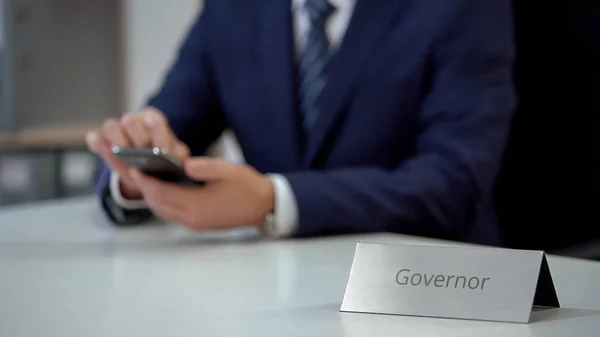 Gobernador Exitoso Usando Smartphone Para Contactar Inversionistas Para Proyecto Nacional — Foto de Stock
