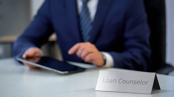 Male Loan Counselor Working Tablet Helping Clients Debt Settlement — Stock Photo, Image