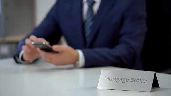 Hypothekenmakler Tippt Nachricht Auf Smartphone Und Berät Individuellen Kunden — Stockfoto