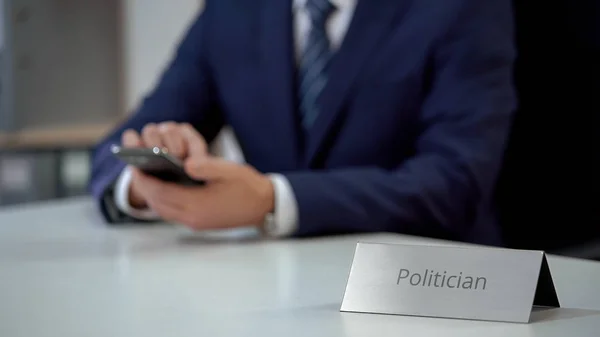 Político Ocupado Utilizando Aplicación Móvil Teléfono Inteligente Ver Las Últimas — Foto de Stock