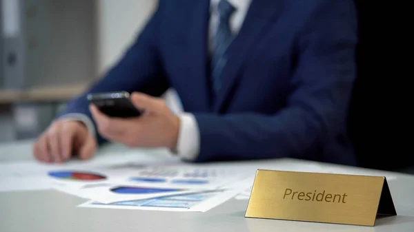 Busy President Company Working Annual Report Using Smartphone Analyze — Stock Photo, Image