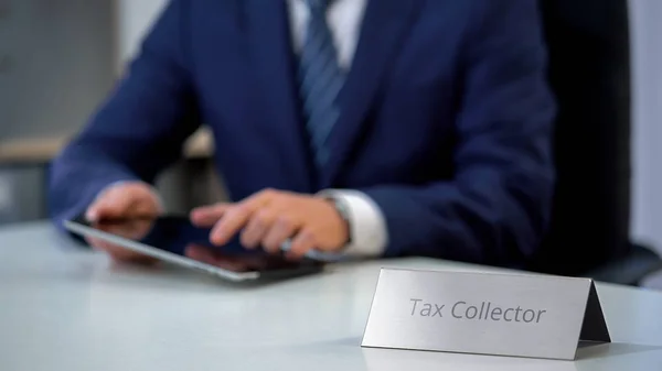 Tax Collector Using Tablet Database Debtors Bad Credit History — Stock Photo, Image