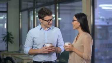 Kahve molası, dostane bir atmosferde Office sırasında sohbet takım arkadaşları birkaç