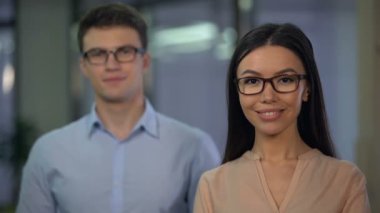 Başarılı iş arkadaşları güvenle kameraya, start-up şirketi takım arıyor