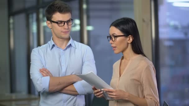 Nervöse Weibliche Auszubildende Gibt Bericht Hübsche Strenge Chefin Mann Mag — Stockvideo