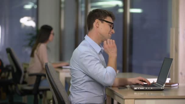 Jeune Homme Massant Cou Engourdi Effets Travail Sédentaire Problèmes Posture — Video