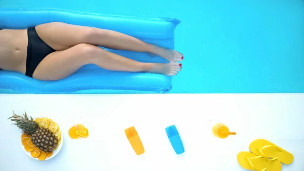 Ноги Стрункої Жінки Бікіні Лежать Матраці Сонячні Ванни Басейні — стокове фото