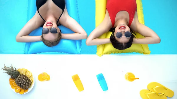 Dvě Sexy Mladé Ženy Relaxační Matrace Bazénu Vyhřívají — Stock fotografie