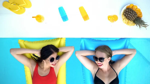 Duas Mulheres Rindo Piscina Vista Superior Desfrutando Férias Verão Resort — Fotografia de Stock
