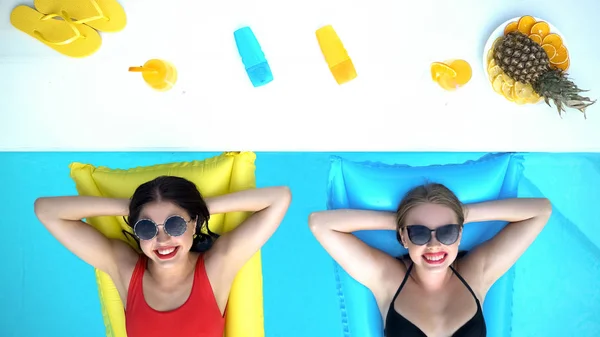 Жінки Друзі Щиро Посміхаються Приймаючи Сонячні Ванни Басейні Відпустку — стокове фото
