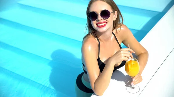 Yüzme Havuzunda Rahatlatıcı Lezzetli Kokteyl Zevk Çekici Kadın — Stok fotoğraf