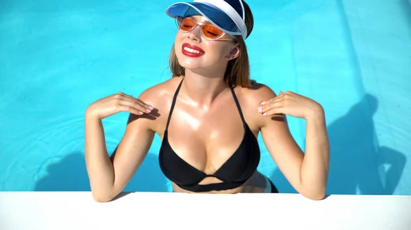 Junge Frau Fröhlich Lächelnd Und Entspannend Schwimmbad Sommertage — Stockfoto