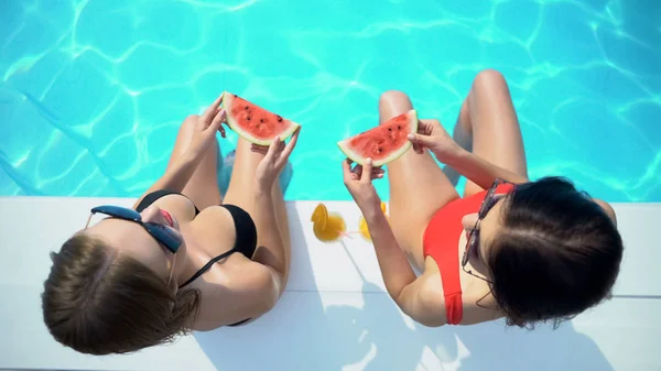 Όμορφες Γυναίκες Τρώει Καρπούζι Απολαμβάνει Τις Καλοκαιρινές Διακοπές Στην Πισίνα — Φωτογραφία Αρχείου