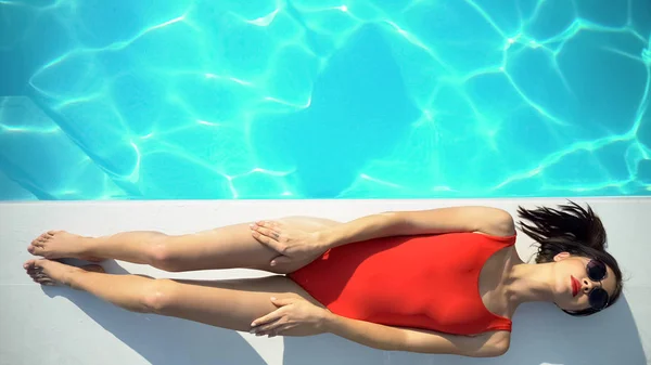 Mayo Üstten Görünüm Sıcak Bayan Havuzu Güneşlenme Güzel Genç Kadın — Stok fotoğraf