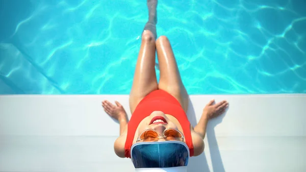 Mulher Feliz Desfrutando Férias Verão Perto Piscina Resort Tropical — Fotografia de Stock