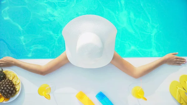 Dáma Klobouku Letní Relaxační Plaveckém Bazénu Horké Tropické Slunce Dovolená — Stock fotografie