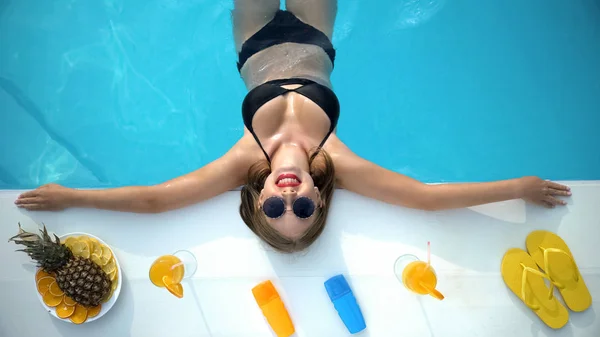 Krásná Usměvavá Žena Bikinách Relaxační Bazén Letovisko Pohled Shora — Stock fotografie